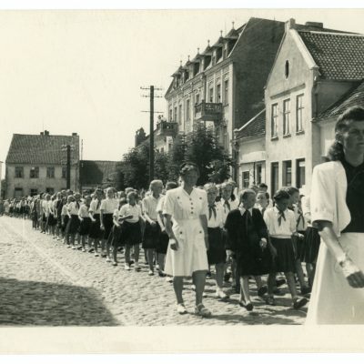 Dainų šventės dalyviai - mokiniai, vedami mokytojos Ignatavičiūtės