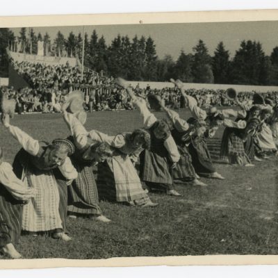 I-os vidurinės mokyklos liaudies šokių ratelis atlieka šokį „Kepurinę“.